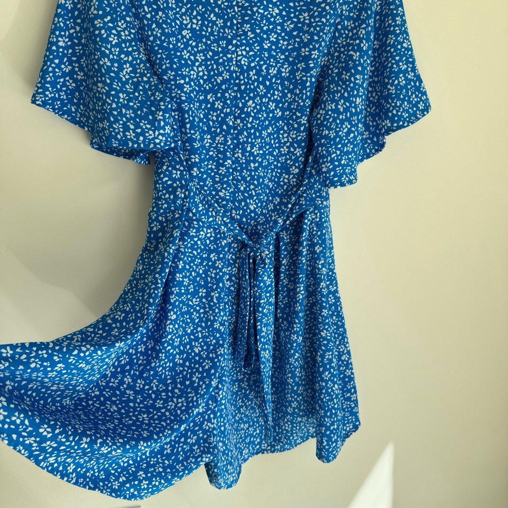 In April 1986 Blue Floral Flutter Sleeve Romper (Estimated XS/S) - Picture 5 of 6